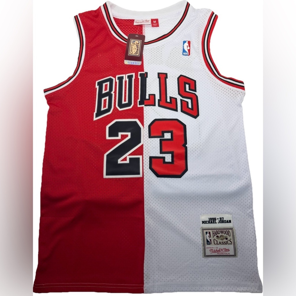 Mitchell & Ness 1996-1997 Chicago Bulls Michael Jordan Authentic Jersey, Men’s M